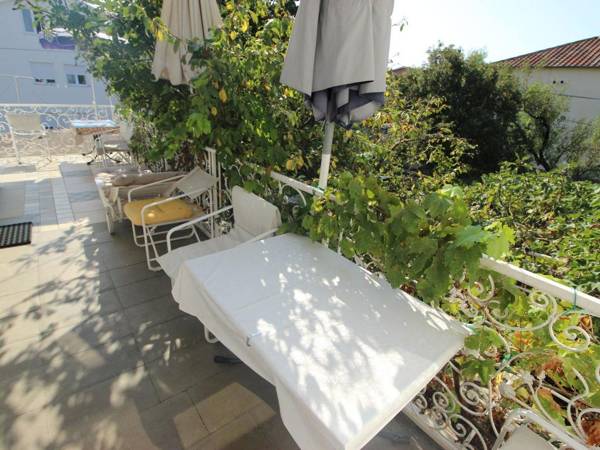 Simplistic Apartment in Starigrad near Sea