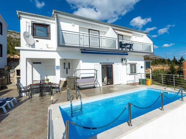 Luxury Apartment with Private Swimming Pool in Starigrad