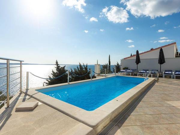 Luxury Apartment with Private Swimming Pool in Starigrad