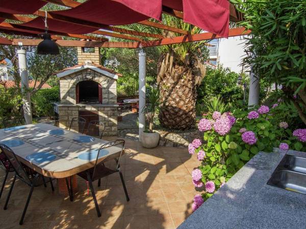 Top floor apartment with a sea view terrace minutes away from the sea