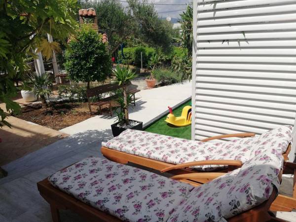 Holiday apartment with a private terrace & jacuzzi minutes away from the beach