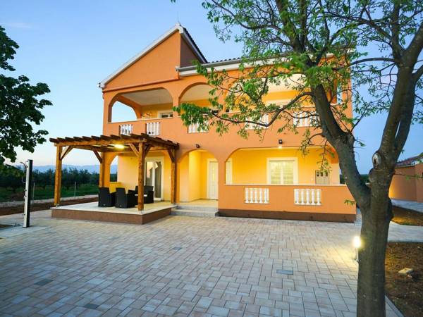 Charming Holiday Home in Prkos with Swimming Pool