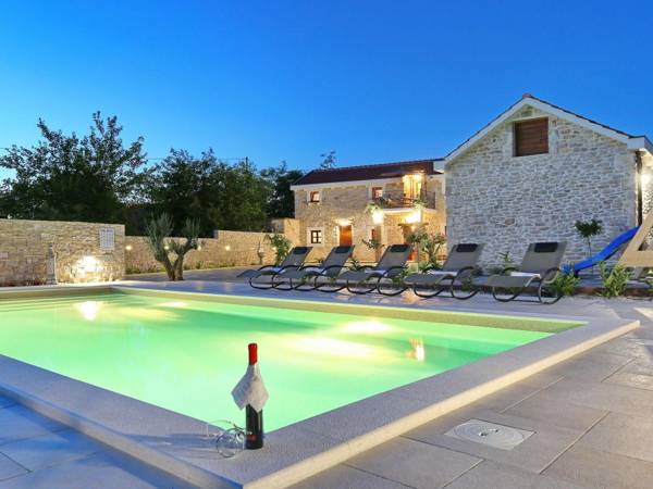 Spacious Villa in Prkos with Private Swimming Pool