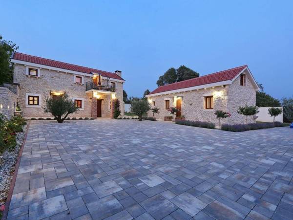 Spacious Villa in Prkos with Private Swimming Pool