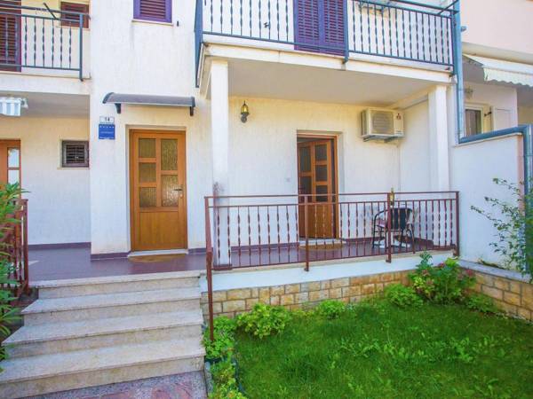 Cosy apartment only a 200 m from the beach with a sea view