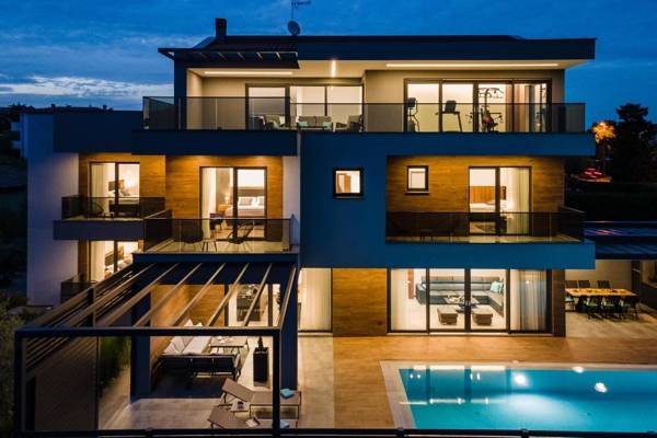 Villa Bellatrix with beach front and sea view