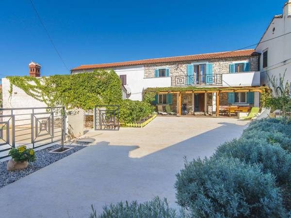 Charming stone house on a walking distance from the beach