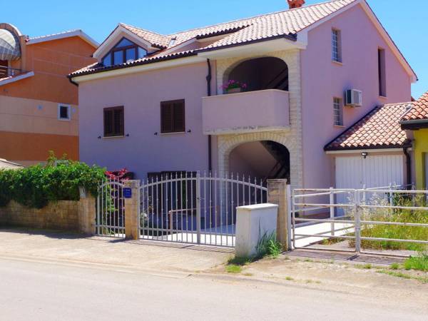 Comfortable apartment with covered  terrace and fenced garden