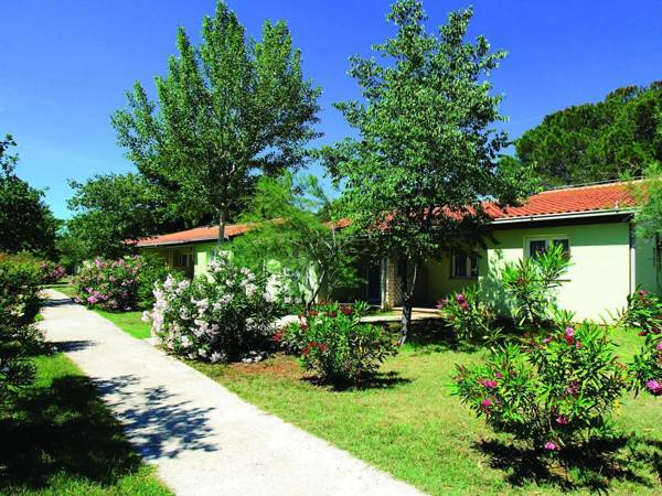 Carefully furnished bungalow with a terrace 7 km. from Pula