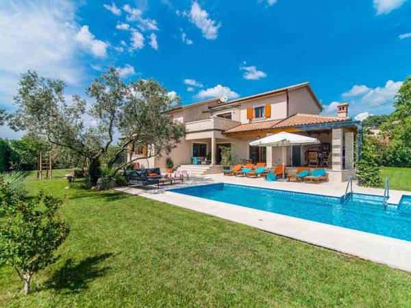 Nice and spacious villa with pool and garden in a small village called Salambati