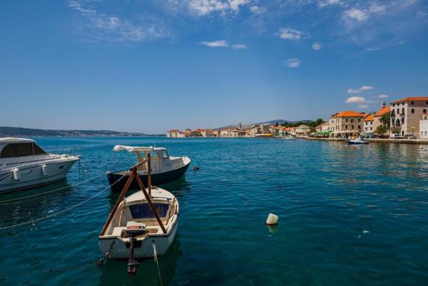 Spacious apt on the seafront & the very center