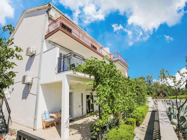 Studio apartment with swimming pool and sea view !