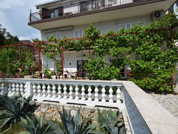 Studio apartment with swimming pool and sea view !