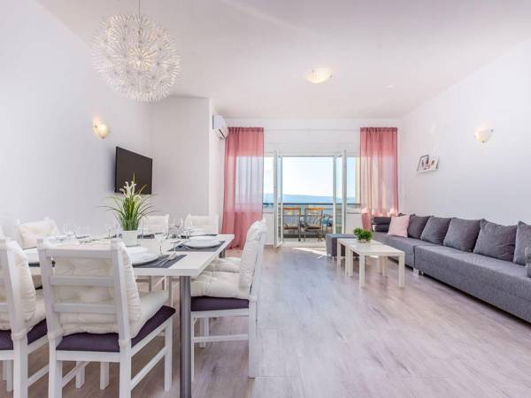 Gorgeous home with swimming pool and Jacuzzi. Sea view !