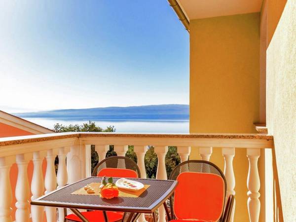 Peaceful Apartment in Dramalj with Jacuzzi