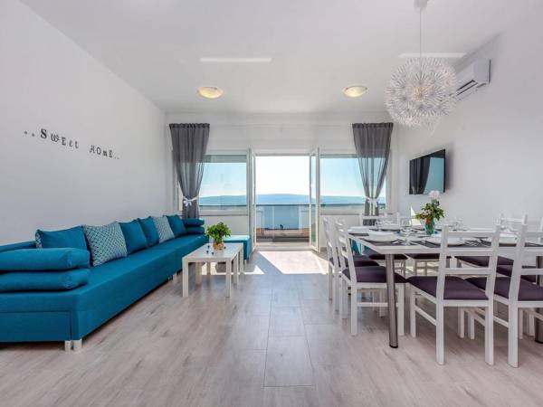 Spacious apartment with swimming pool and bubble bath. Sea view !