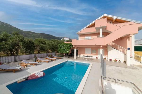 Apartment Moon with Private Pool