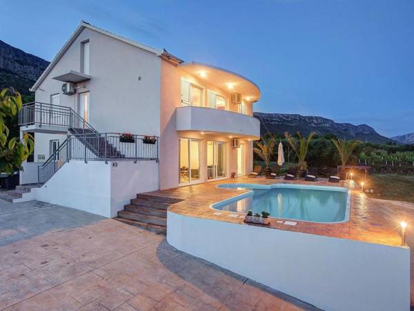 Modern Holiday Home in Kaštel Sucurac by the Sea