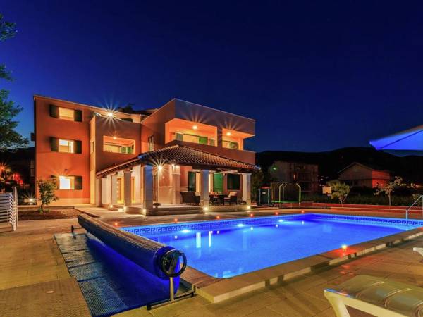 Comfortable Villa in Kastel Novi with Pool