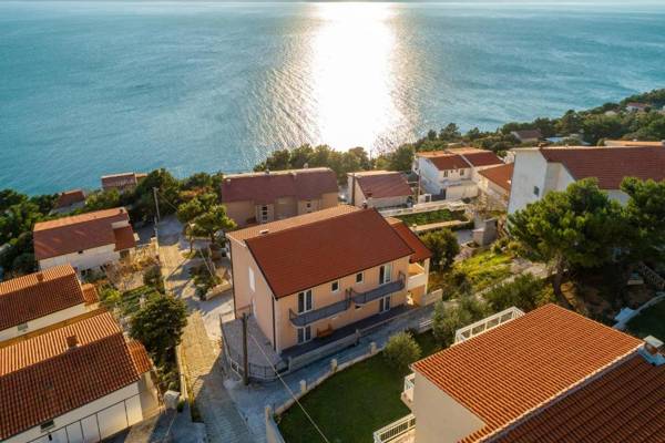 Family friendly apartments with a swimming pool Stanici Omis - 18676