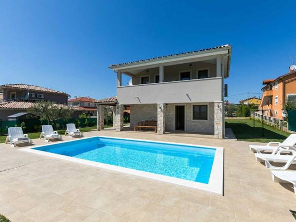 Villa Angelina with 3 bedrooms and Pool in Novigrad