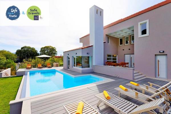 Villa Jure with heated pool and electric vehicle station mini golftennis court