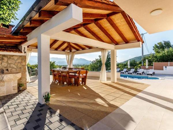 Brand new countryside villa with heated pool 30 min from the coast