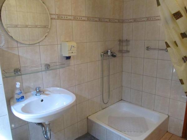 Tavi-fészek Fogadó