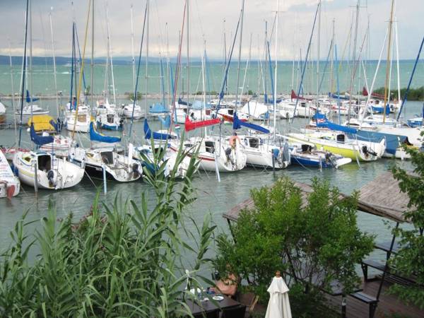 Calypso Lakeside Rooms & Lux Apartments