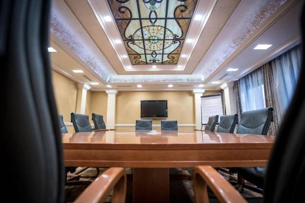 Queen's Court Hotel & Residence