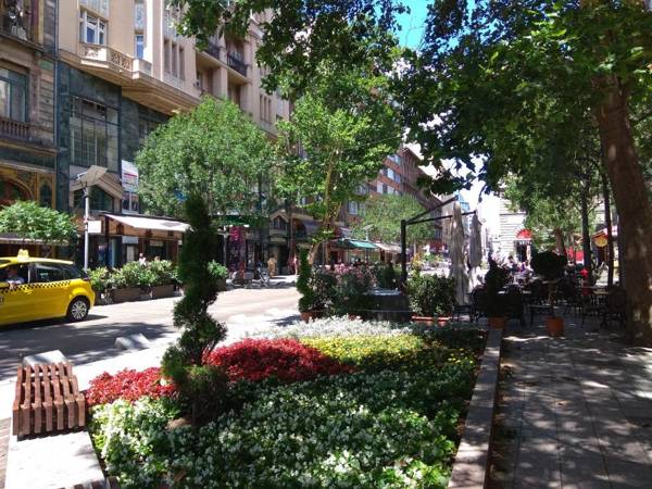 Broadway Center Rooftop View Apartment