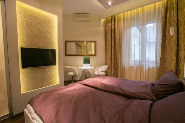 Chain Bridge Studio Apartment