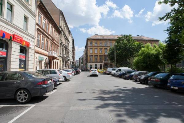 Simona - lovely studio in the downtown .