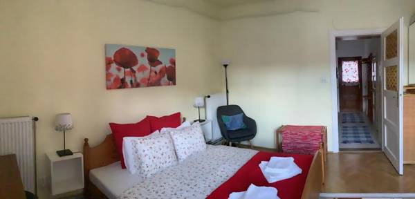 Poppy Flower Apartment