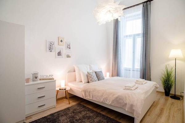 Comfy renewed 3 bedroom apt in center