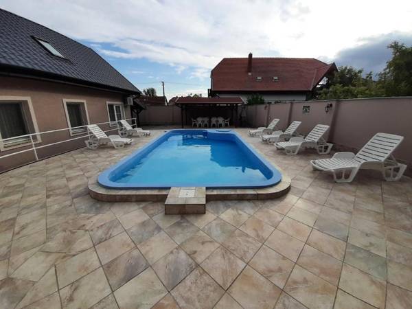 42 féröhelyes apartman