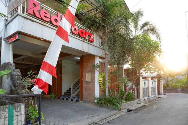 RedDoorz Syariah near Menara Kudus