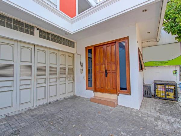 SPOT ON 91523 Kenari Guesthouse