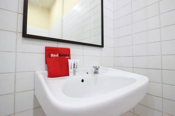 RedDoorz @ Mantrijeron 2