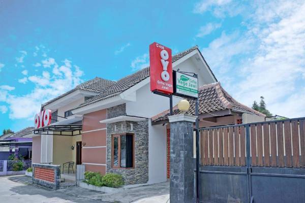 Vaccinated Staff - OYO 408 Graha Vege Jawi Syariah