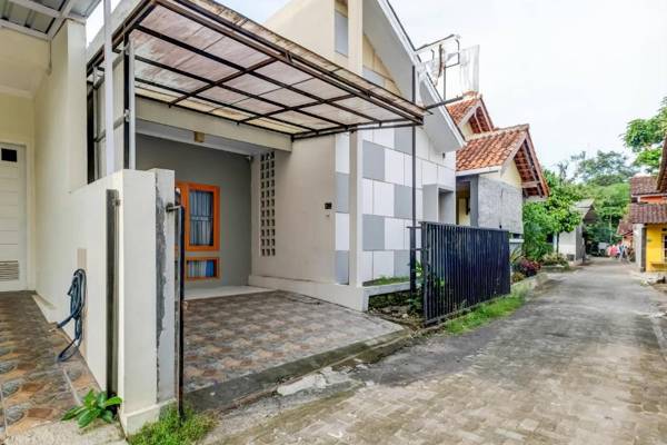 OYO 91239 Kost Rosandy House Yogyakarta