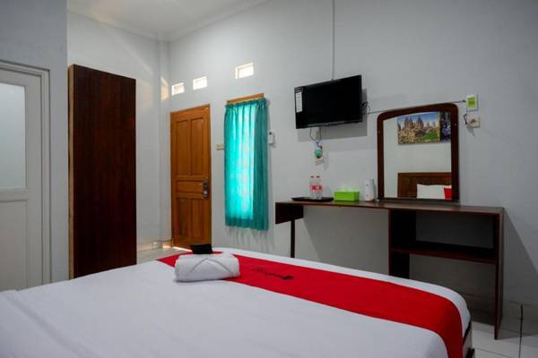 RedDoorz near Padang Golf Adisucipto