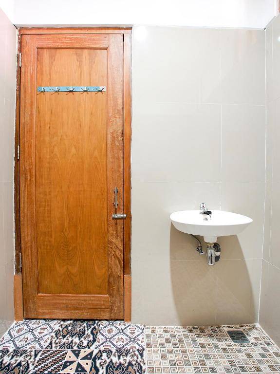 Urbanview Hotel Blok O International