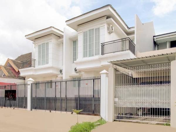 OYO 3512 Golden White House