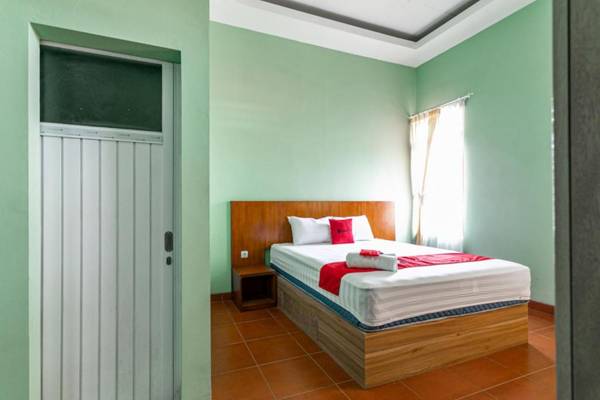 RedDoorz near Puro Mangkunegaran