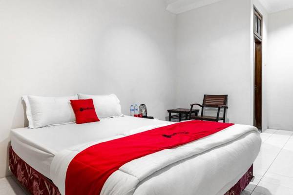 RedDoorz Plus @ Gunungsari Surabaya