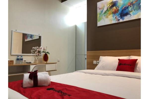 RedDoorz Plus @ Dukuh Kupang