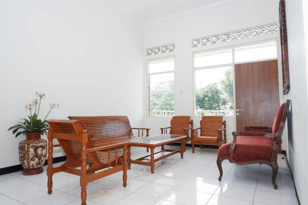 OYO 546 New Mira Hotel