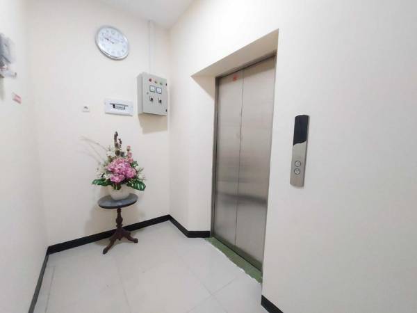 Rons City Hotel near Simpang Lima Semarang Redpartner