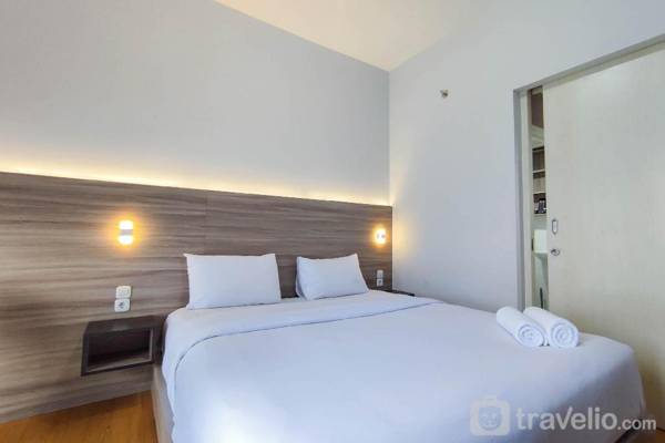 Comfort 1BR at Amartha View Apartment By Travelio